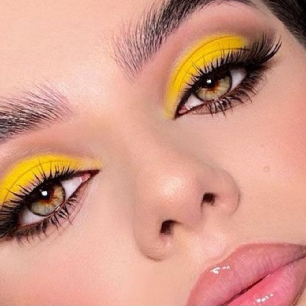 🎃🌛HP! Mac Chrome Yellow Matte Eyeshadow